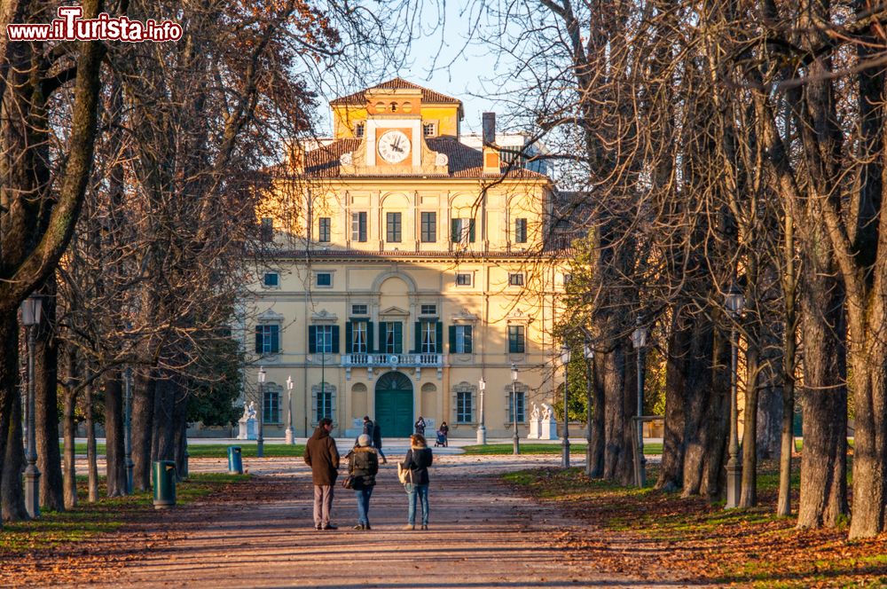 Immagine Il Parco Ducale di  Parma, Emilia-Romagna. Sorge nel quartiere Oltretorrente e si estende per 208.700 metri quadrati. Sullo sfondo, il Palazzo del Giardino edificato in stile rinascimentale.
 