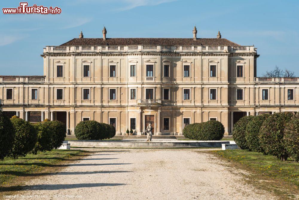 Immagine Il parco e l'edificio principale del complesso di Villa Farsetti a Santa Maria di Sala in Veneto, città metropolitana di Venezia - © Massimo Pollani / Shutterstock.com