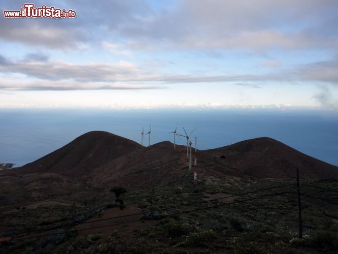 Immagine Isole Canarie: le cinque pale eoliche che, in breve tempo, dovrebbero essere in grado di rendere El Hierro la prima isola completamente autosufficiente dal punto di vista energetico.