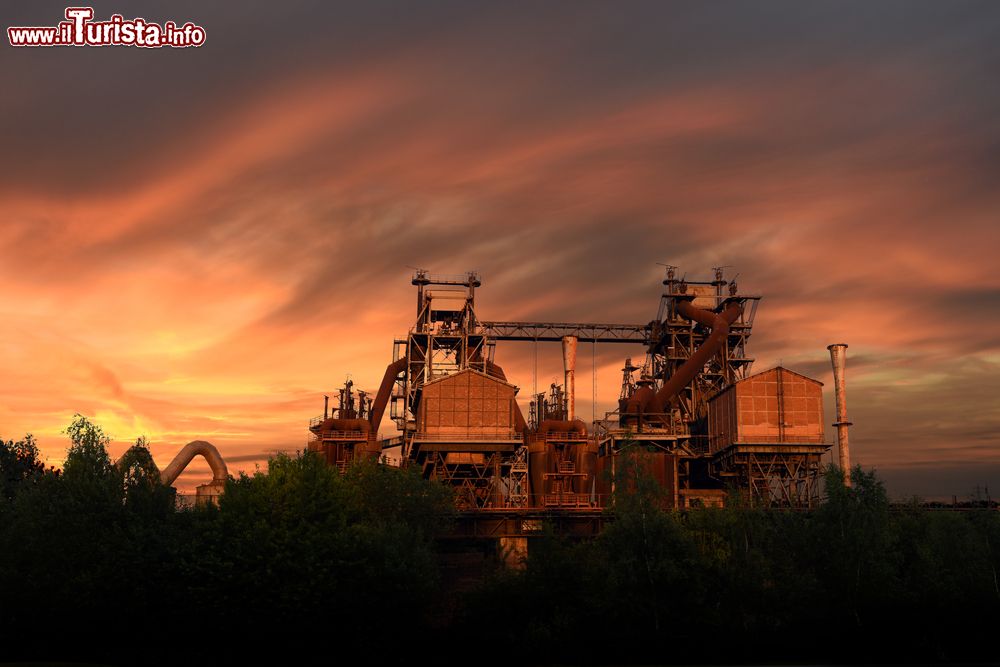 Immagine Il Parco Industriale di Duisburg, Germania, al tramonto. Si tratta di un'area caratterizzata da edifici abbandonati con architettura industriale.