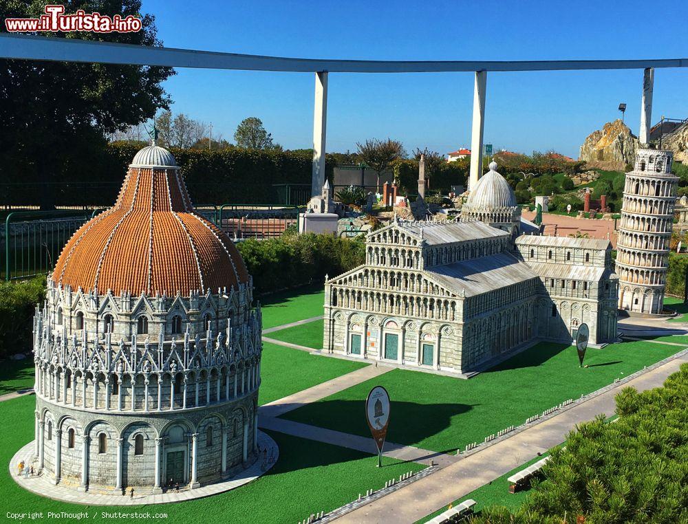 Immagine Il Parco Italia in Miniatura a Viserba sulla riviera romagnola: la riproduzione della Piazza dei Miracoli a Pisa - © PhoThought / Shutterstock.com