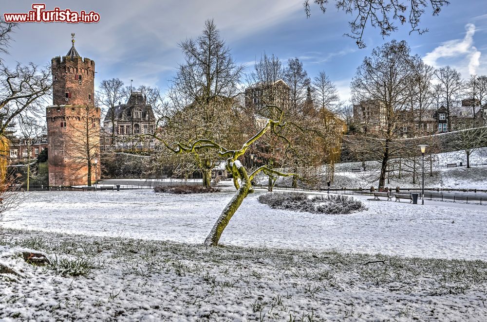 Immagine Il parco Kronenburg in inverno con la neve nel centro di Nijmegen, Olanda, con la torre medievale Gunpowder (Olanda).