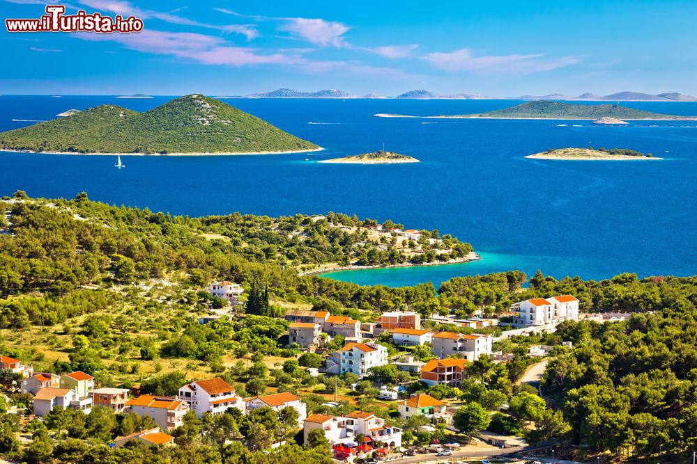 Immagine Il parco nazionale delle isole Kornati visto dal villaggio di Drage, Dalmazia, Croazia. Siamo nell'arcipelago con il maggior numero di isole dell'intero Mediterraneo: è composto infatti da 147 fra isole, isolotti e scogli.