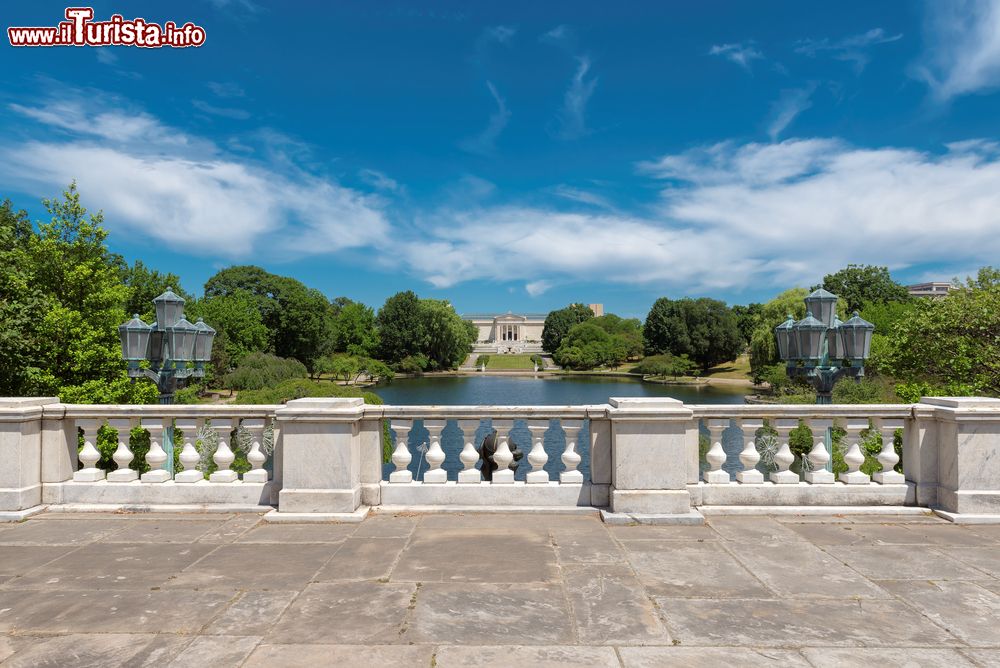 Immagine Il parco nei pressi di Wade Lagoon a Cleveland, Ohio, in estate: veduta dalla terrazza dell'edificio con la terrazza deserta.