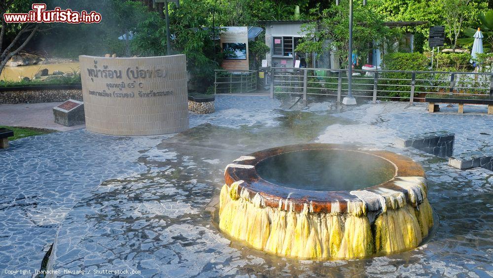 Immagine Il parco pubblico di Raksa Warin nella provincia di Ranong, Thailandia, con sorgenti di acqua calda. Vengono utilizzate per trattare varie tipologie di dolori - © Thanachet Maviang / Shutterstock.com