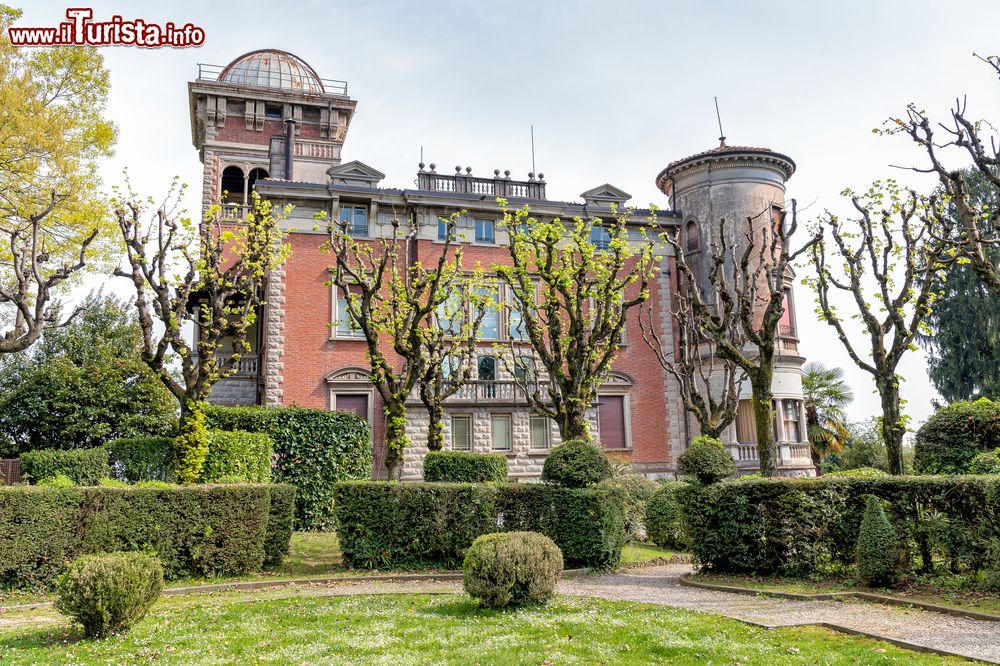 Immagine Il parco pubblico di Villa Toeplitz a Varese, Lombardia. Si estende su una superficie di circa 4 ettari con vialetti impreziositi da specie esotiche e giochi d'acqua.