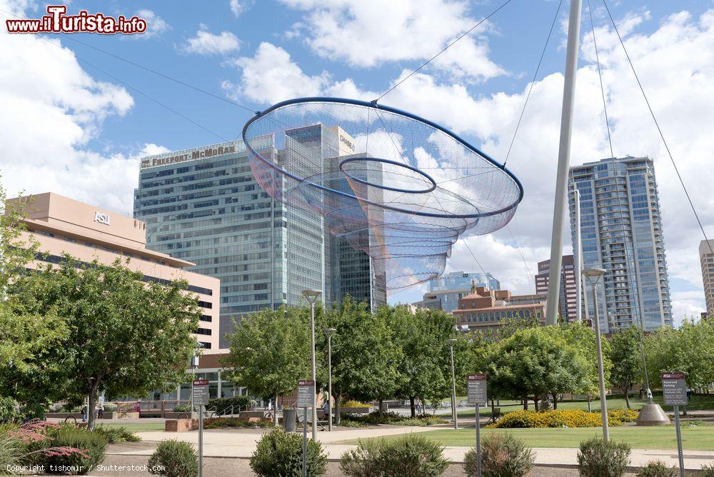 Immagine Il parco urbano Civic Space Park nella downtown di Phoenix, Arizona. E' stato aperto al pubblico nell'aprile 2009 - © tishomir / Shutterstock.com