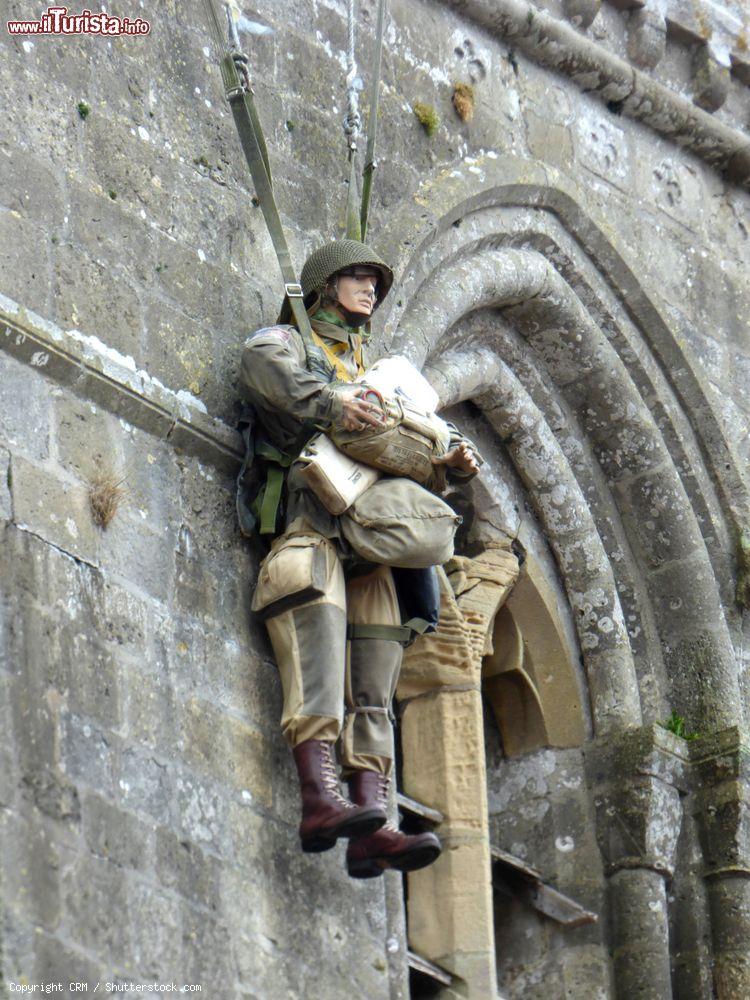 Immagine Il particolare del paracadutista di Sainte Mere Eglise, il monumento che celebra il D-Day del 19944, lo sbarco in Normandia  - © CRM / Shutterstock.com