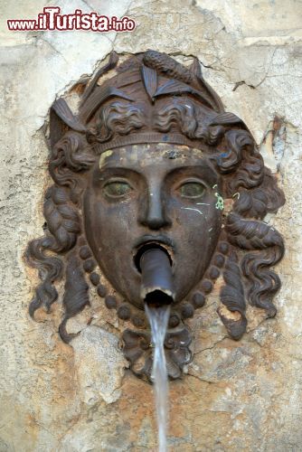 Immagine Il particolare di una fontana del centro storico nella cittadina provenzale di Salon-de-Provence, Francia - foto © Philip Lange / Shutterstock.com