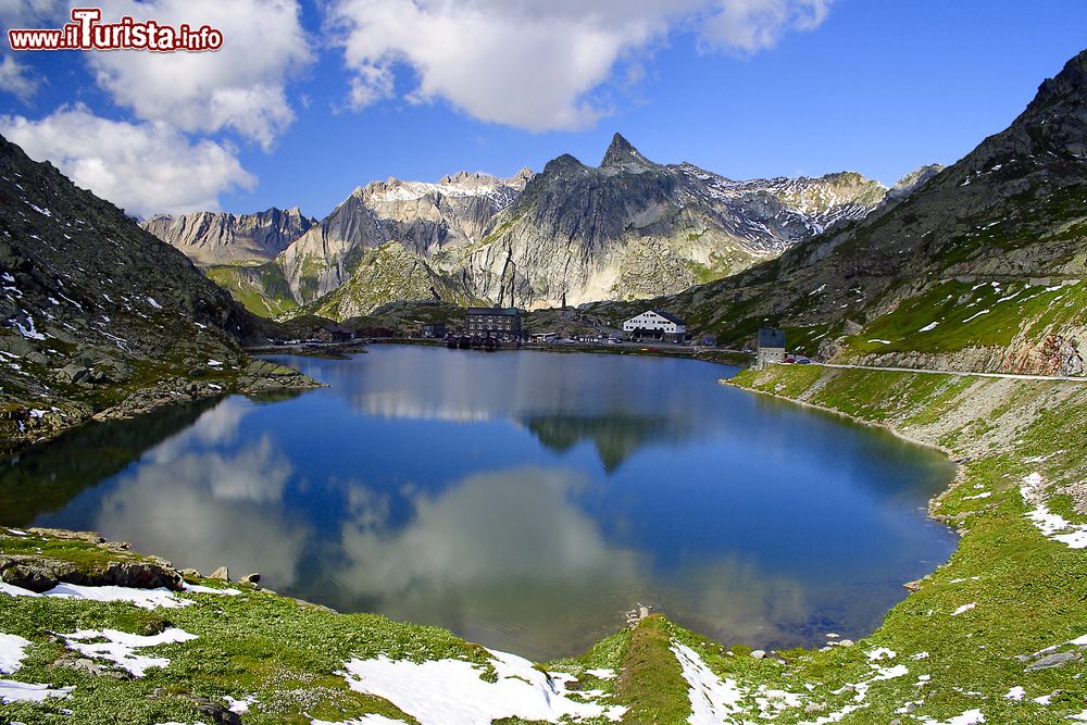 Immagine Il passo e il lago di San Bernardino, Svizzera. Qui si può ammirare un paesaggio palustre formato da rocce, laghetti e pantani.