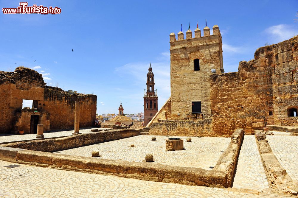 Immagine Il patio de los Aljibes e il Donjon inella fortezza di Carmona, Spagna.