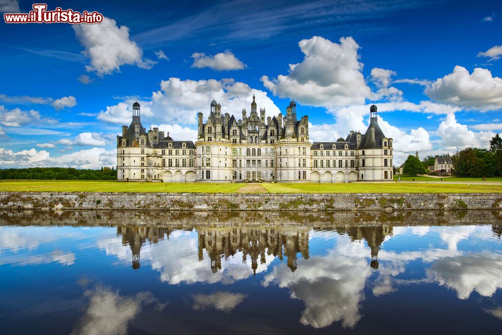 Immagine Una suggestiva immagine del Castello di Chambord che si riflette nelle acque antistanti. La struttura Patrimonio dell'Umanità dichiarata dall'UNESCO è visitata ogni anno da centinaia di migliaia di turisti. Valle della Loira, Francia.