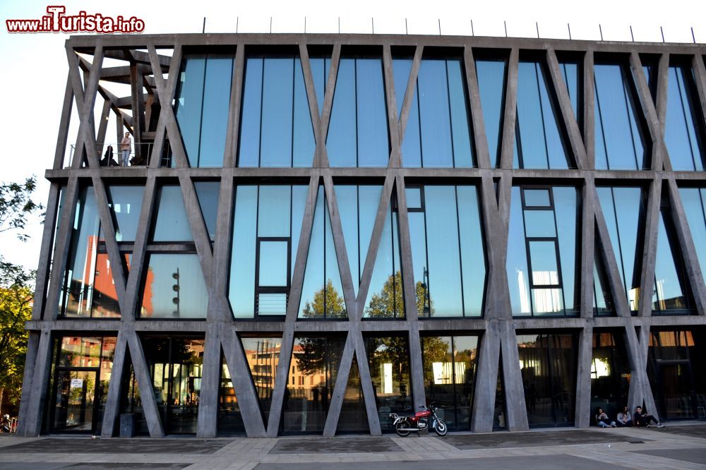 Immagine Il Pavillon Noir di Ax-en-Provence si trova a fianco del Conservatorio e del Grand Theatre ed ospita il Centro Coreografico Nazionale.