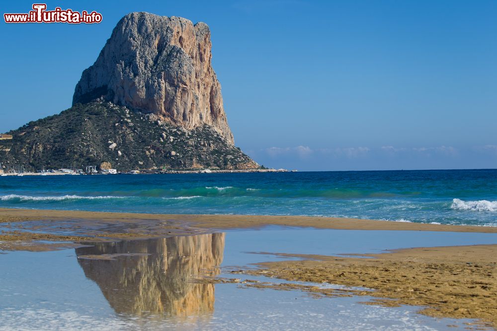 Immagine Il Penon de Ifach riflesso nelle acque del Mediterraneo, Calpe, Spagna.