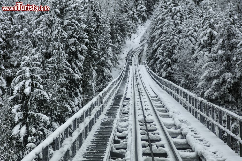 Immagine Il percorso della funicolare che collega la cittadina di Stoos con quella di Schwyz, Svizzera. Siamo in uno dei paesaggi montani più suggestivi della Svizzera in una giornata di nebbia in inverno.