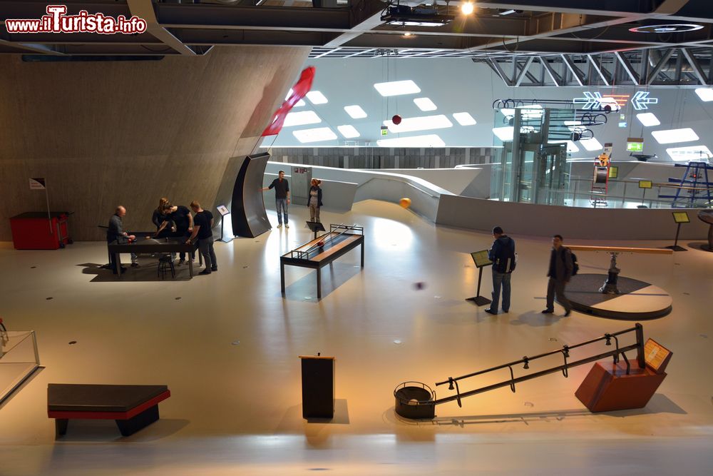 Immagine La visita al Phaeno science center di Wolfsburg - © Alizada Studios / Shutterstock.com