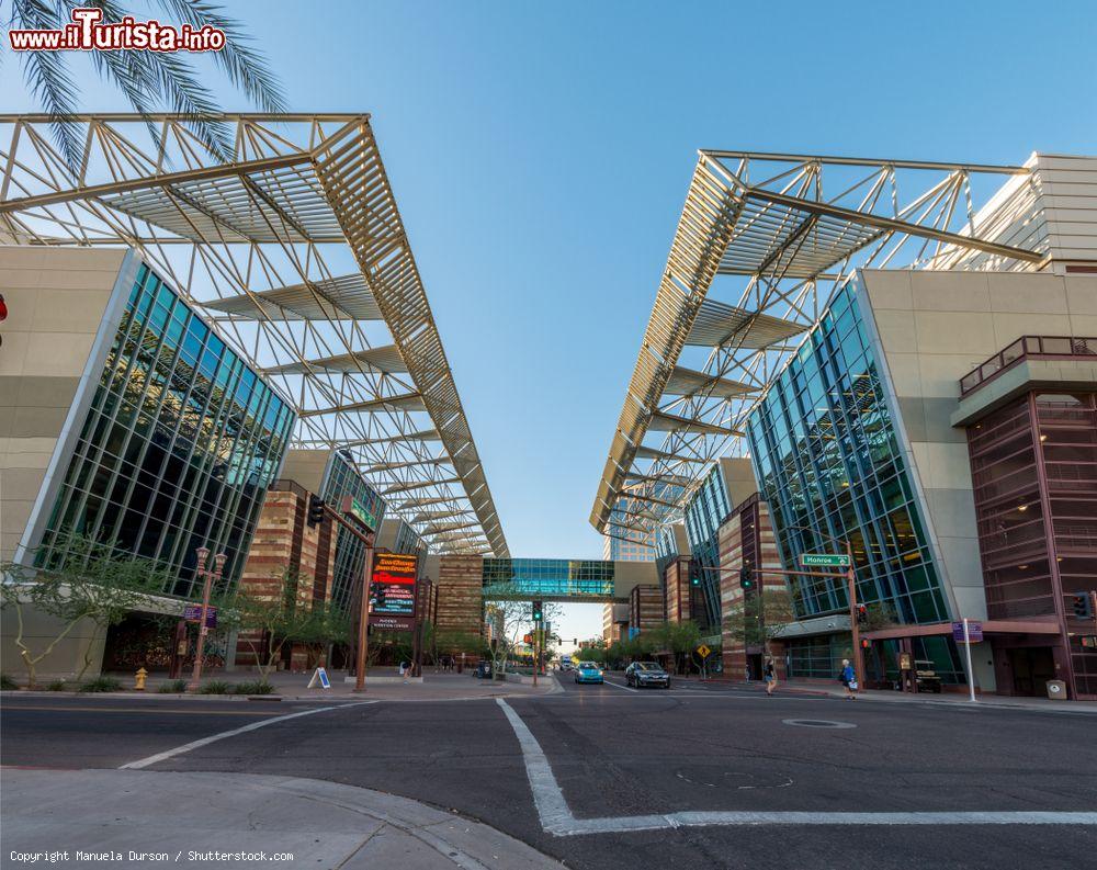 Immagine Il Phoenix Arizona Convention Center, Arizona (USA). Inaugurato nel 1972, ospita convengi e fiere nazionali - © Manuela Durson / Shutterstock.com