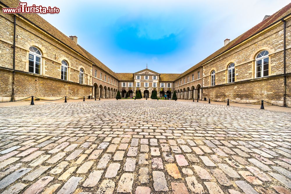 Immagine Il piazzale del Municipio di Beaune, Francia. Per molto tempo, questa cittadina è stata la residenza preferita dei duchi di Borgogna.