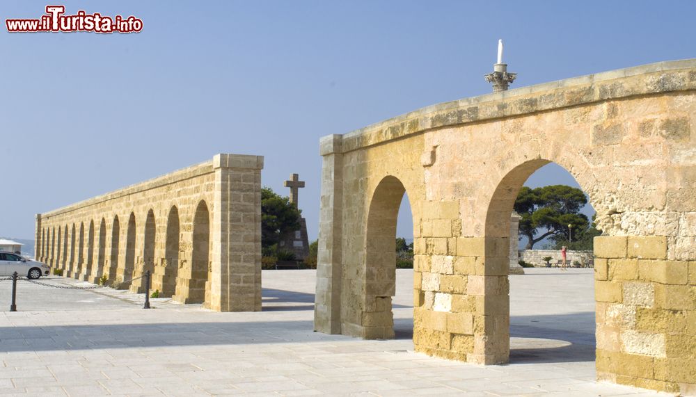 Immagine Il piazzale del santuario di Santa Maria de Finibus Terrae a Santa Maria di Leuca, Puglia. La basilica è cosi chiamata in quanto si trova all'estremità sud orientale delle penisola italiana.