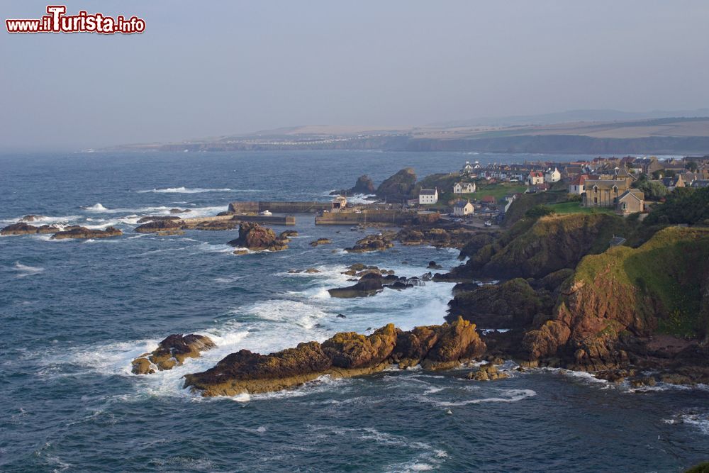 Immagine Il piccolo borgo costiero di St Abbs in Scozia, utilizzato per le riprese di Avengers Endgame.