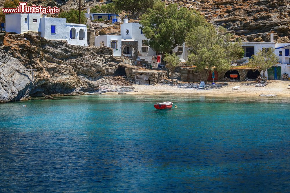 Immagine Il piccolo borgo greco di Mali, isola di Tino, lambito dall'acqua cristallina del Mare Egeo.