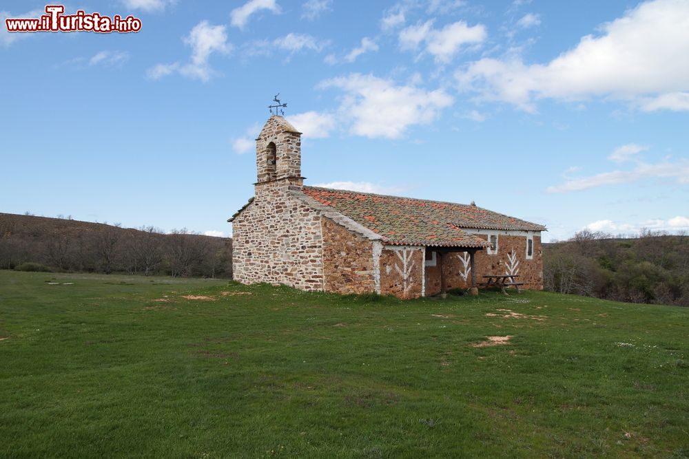 Immagine Il piccolo eremo di San Esteban a Brazuelo, Astorga (Spagna). Costruito con calce e pietra, questo luogo di culto è circondato dalla natura.