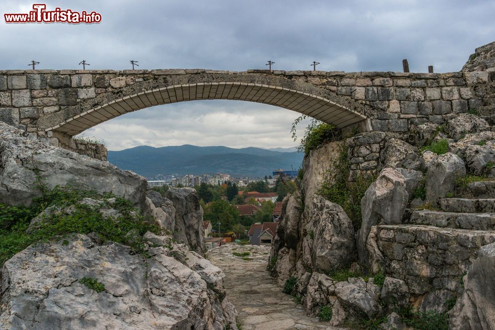 Immagine Il piccolo ponte della fortezza medievale di Onogost a Niksic, Montenegro. Da qui si può ammirare un suggestivo panorama sulla città.