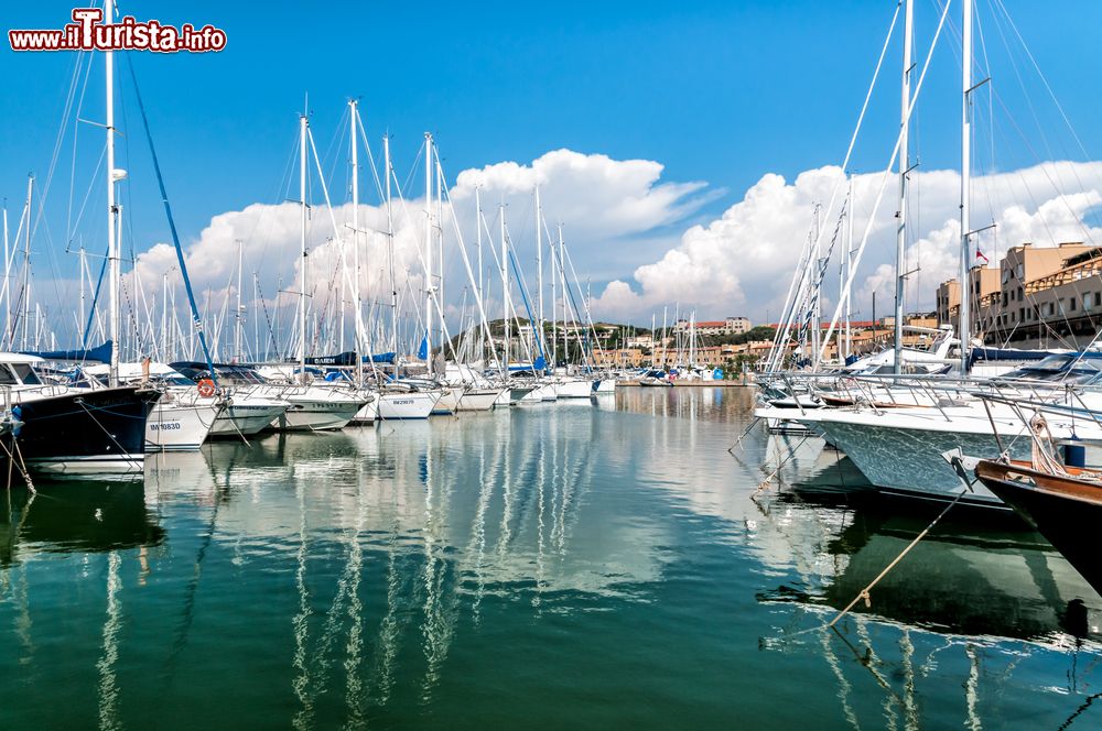 Immagine Il piccolo porticciolo di Punta Ala, Grosseto, Toscana, con le barche ormeggiate. Questa cittadina è rinomata anche per l'attrezzato porto turistico e per le regate di vela che vengono organizzate dallo Yacht Club Punta Ala.