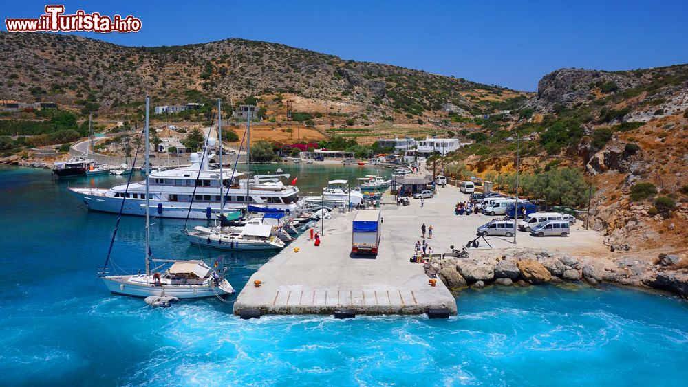 Immagine Il piccolo porto dell'isola di Schinoussa, Cicladi, Grecia. Siamo in uno dei paradisi per chi ama la vita semplice.