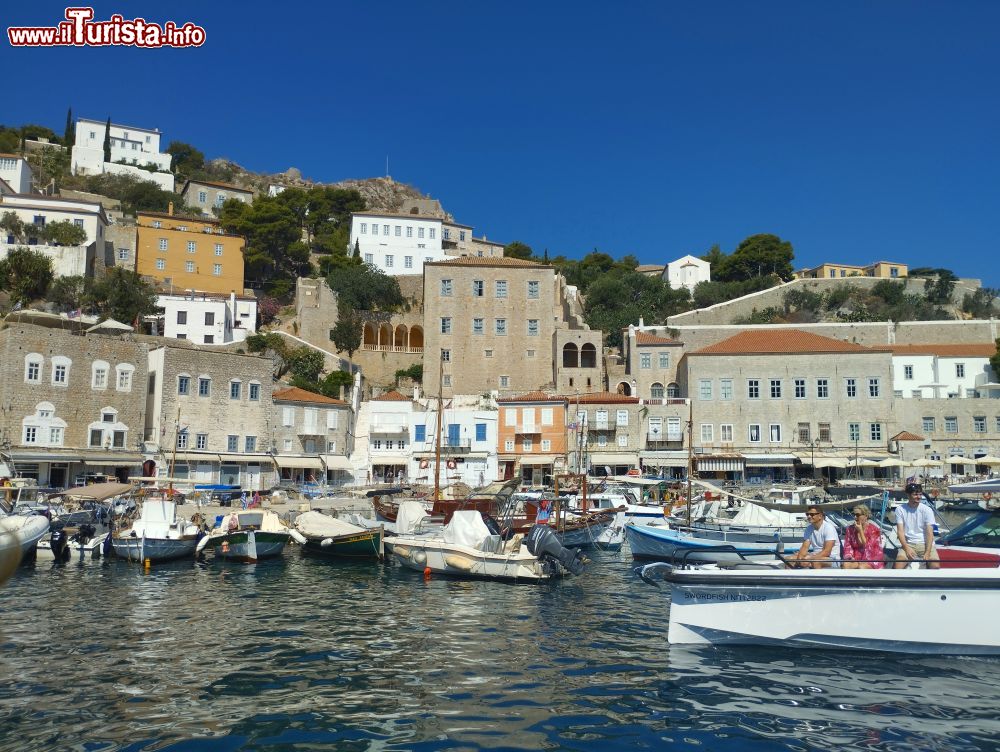 Immagine Il piccolo porto di Hydra (Isole Saroniche, Grecia) si anima ogni giorno con il viavai di turisti e pescatori.