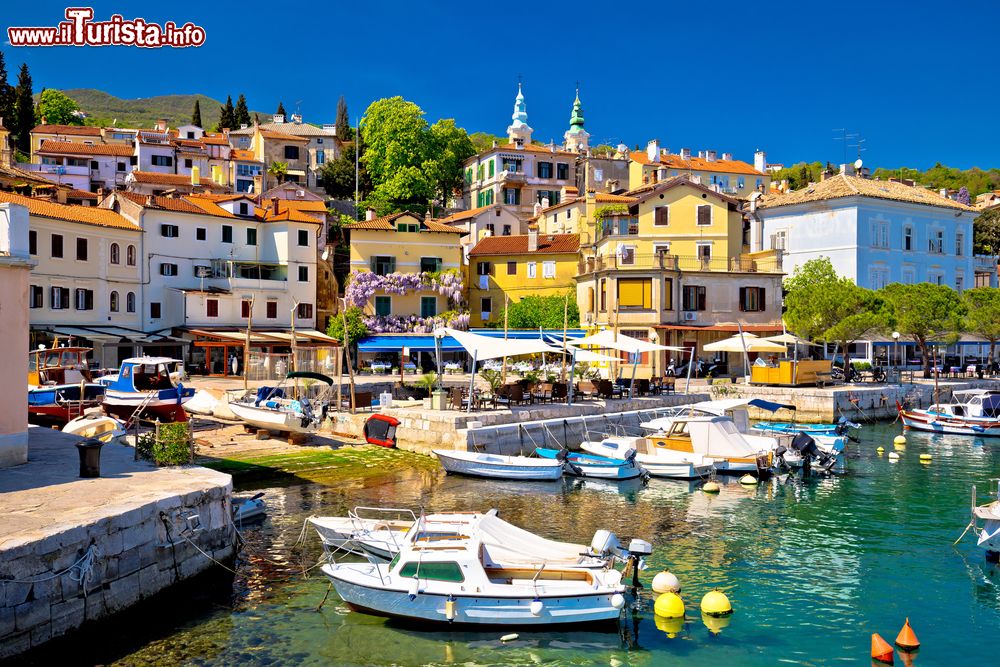 Immagine Il piccolo porto di Volosko, paesino nei pressi di Opatija (Abbazia). Siamo nella regione del Quarnero, in Croazia.