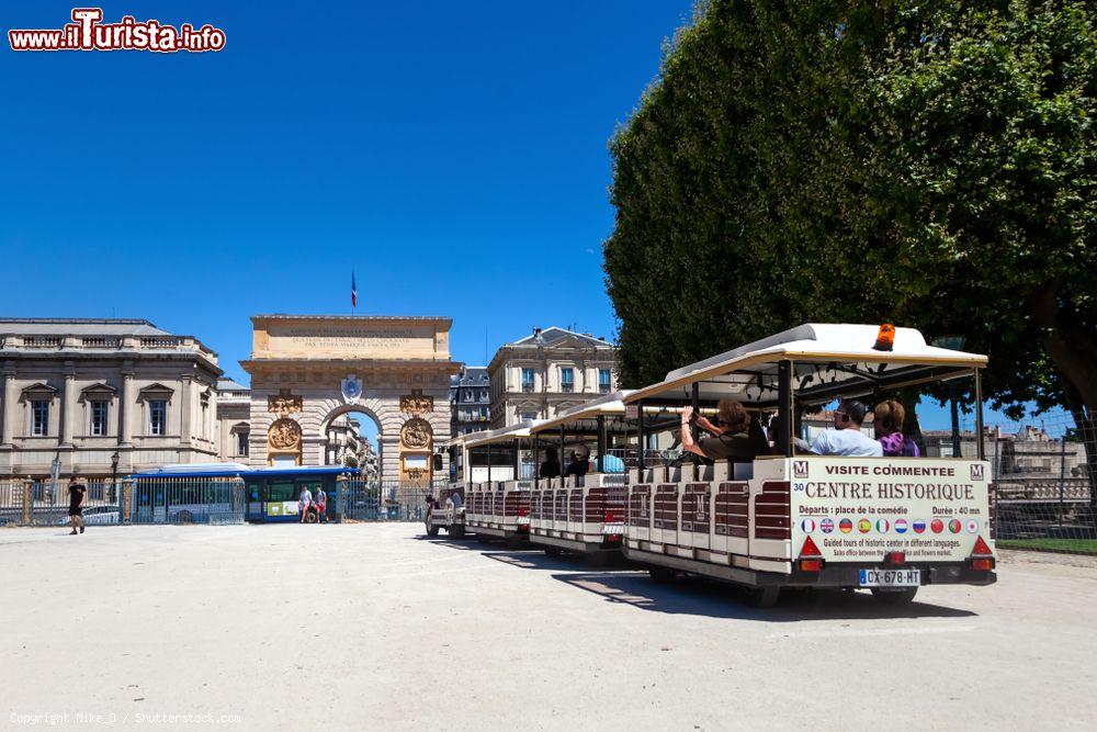 Immagine Il piccolo trenino di Montpellier, Francia, per i giri turistici nella cittadina. Passeggiata di Peyrou e Arco di Trionfo - © Mike_O / Shutterstock.com