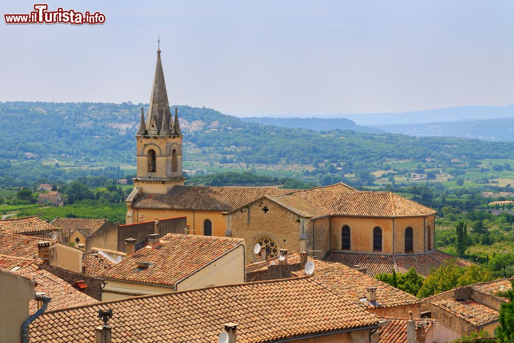 Immagine Il piccolo villaggio di Bonnieux con la chiesa visto dall'alto, Provenza, Francia. Una caratteristica immagine dei tetti del borgo medievale.