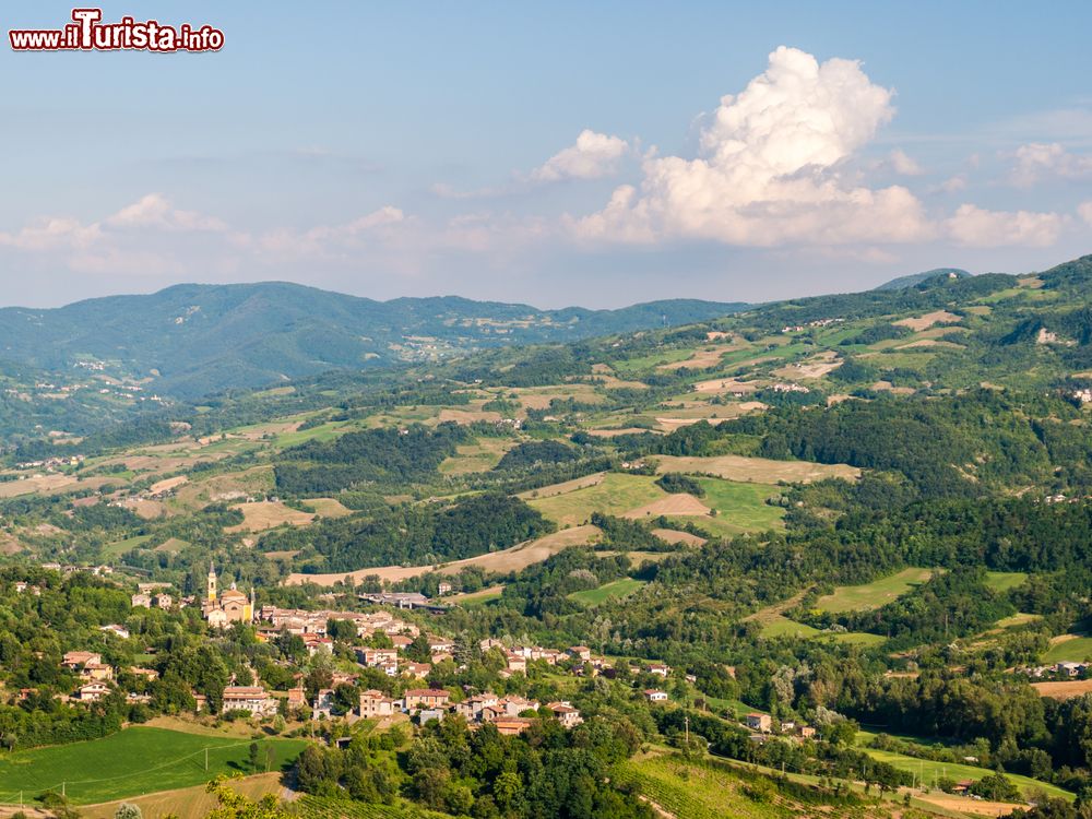 Immagine Il piccolo villaggio di Caminata nel piacentino, Alta Val Tidone