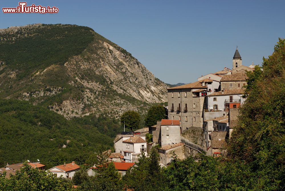 Immagine Il piccolo villaggio di Castel San Vincenzo in provincia di Isernia in Molise