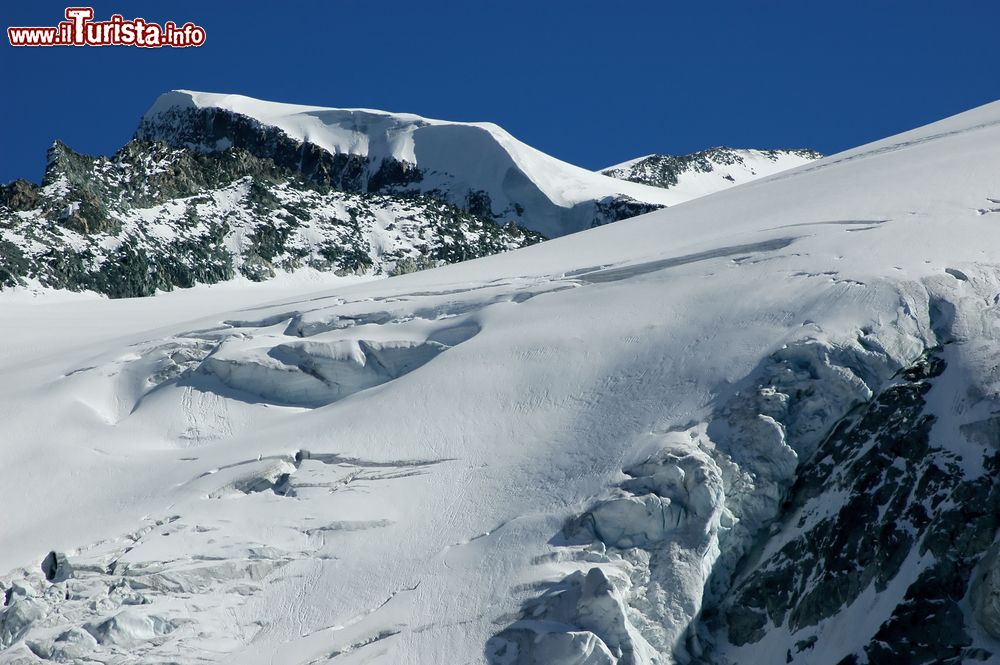 Immagine Il Pigne d'Arolla con la neve, Svizzera. Questo monte si trova nelle Alpi Pennine: il suo nome è la deformazione del termine francese peigne (pettine) poichè la sua forma ricorda proprio il pettine con cui le valligiane svizzere erano solite fissare i capelli nelle acconciature tradizionali.