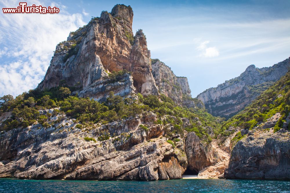 Immagine Il pinnacolo Aguglia presso la baia di Cala Goloritze beach accessibile in barca da Cala Gonone in Sardegna