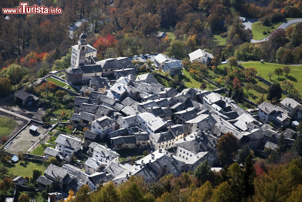 Immagine Il pittoresco borgo di Soglio, Canton Grigioni, fotografato dall'alto (Svizzera).