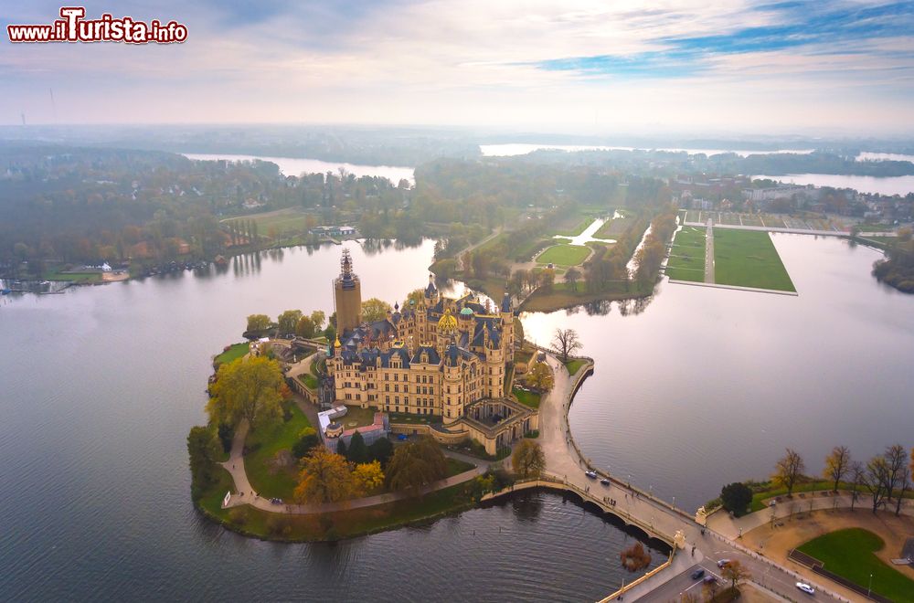 Immagine Il pittoresco castello di Schwerin, Meclemburgo-Pomerania (Germania) visto dall'alto:  costruito in stile rinascimentale francese, sorge su un isolotto del lago di Schwerin.