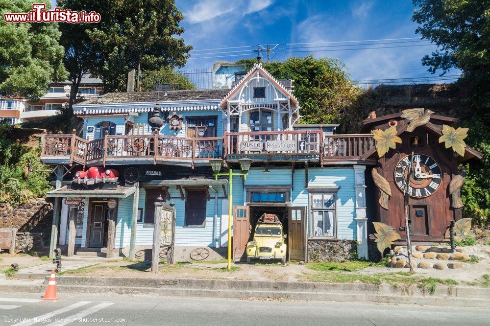 Immagine Il pittoresco museo Pablo Fierro nella città di Puerto Varas, Cile. Fondato nel 2002, ospita dipinti e oggetti d'antiquariato - © Matyas Rehak / Shutterstock.com