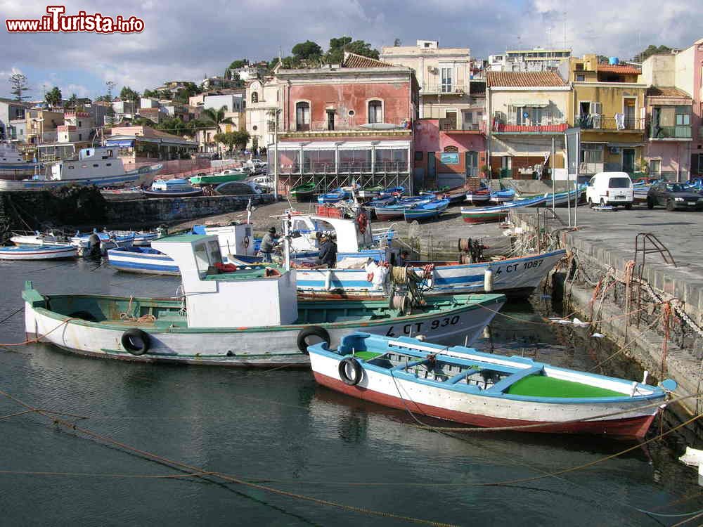 Immagine Il pittoresco porto di Aci Castello (Catania) con le barche dei pescatori, Sicilia.