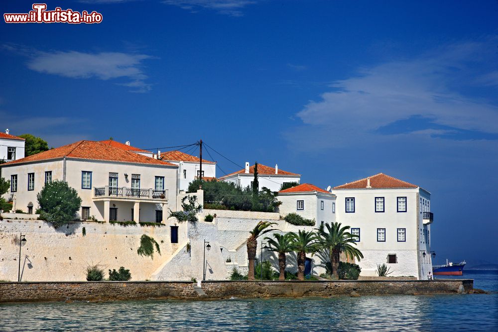 Immagine Il pittoresco quartiere di Agios Nikolaos nella cittadina di Spetses (Attica), Grecia.