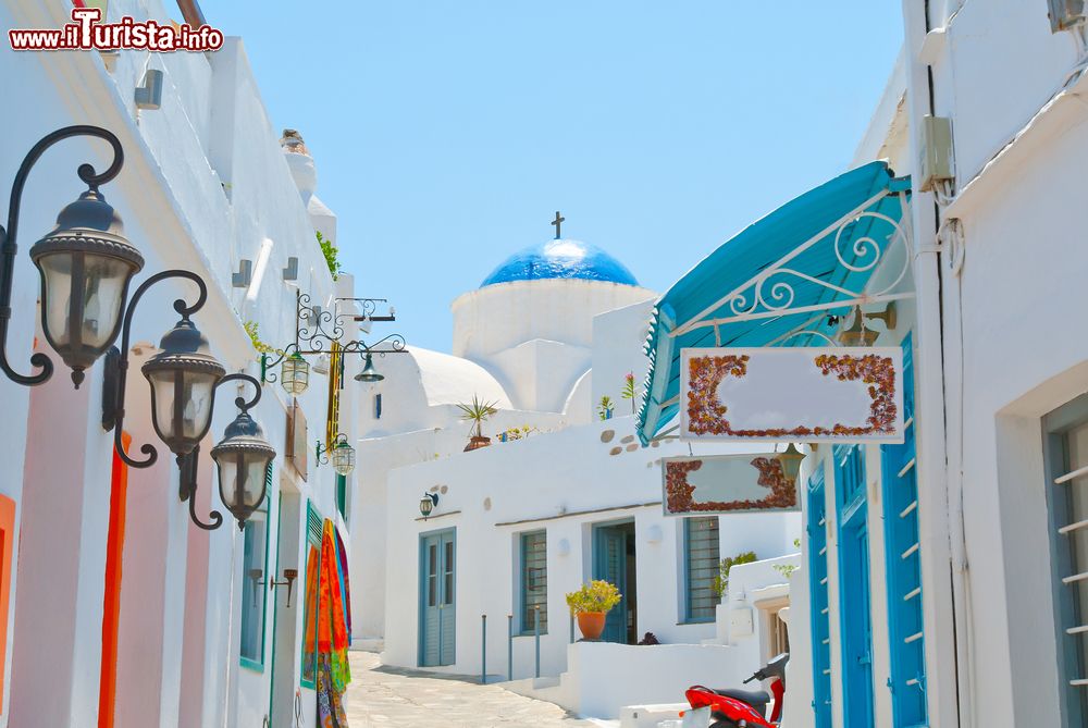 Immagine Il pittoresco scorcio del centro di un villaggio di Sifnos, Cicladi, Grecia.