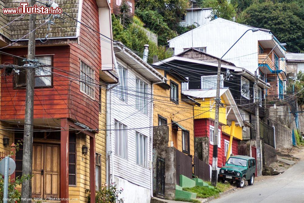 Immagine Il pittoresco scorcio di una stradina di Puerto Montt, Cile. La città fu fondata anticamente dalla popolazione indigena anche se la Puerto Montt che conosciamo risale al febbraio 1853 crescendo poi grazie agli afflussi migratori di cittadini di origine tedesca - © Matyas Rehak / Shutterstock.com