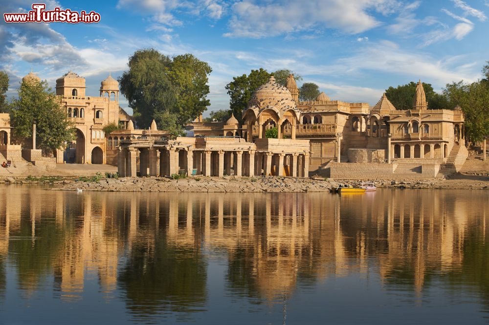 Immagine Il pittoresco tempio di Gadi Sagar sul lago Gadisar a Jaisalmer, Rajasthan, India.