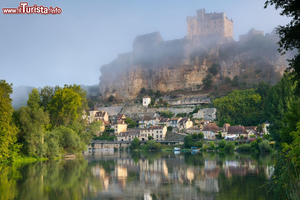 Immagine Il pittoresco villaggio di Beynac-et-Cazenac, Francia, con il castello. Il maniero è uno dei meglio conservati della regione; dal febbraio 1944 è considerato monumento storico nazionale.