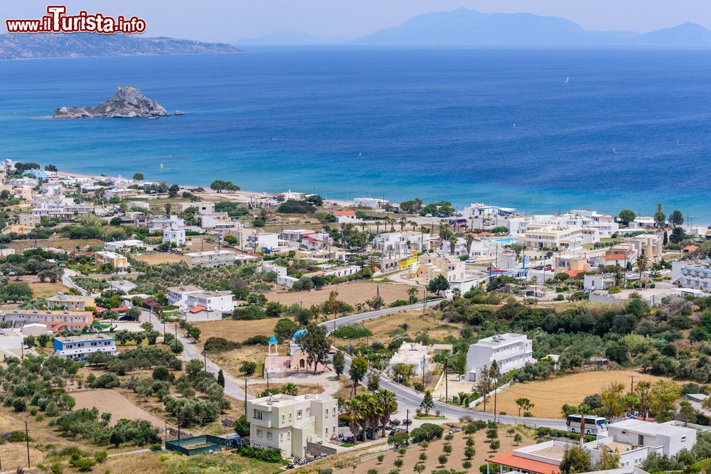 Immagine Il pittoresco villaggio di Kefalos con un tratto di costa dell'isola di Kos, Grecia (Dodecaneso).