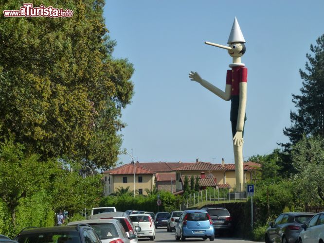 Immagine A Collodi esiste la statua di Pinocchio in legno più alta del mondo: realizzata nel 2009, è diventata ben presto un simbolo della cittadina.