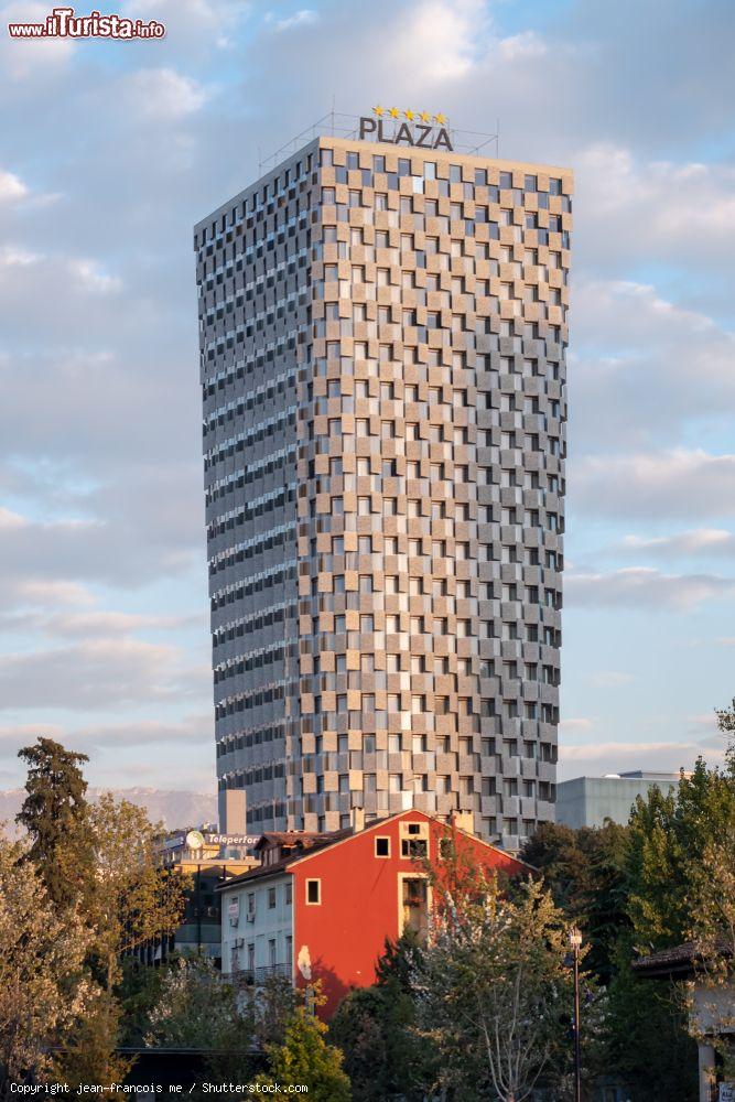 Immagine Il Plaza Tirana Hotel nella piazza centrale della capitale, Albania - © jean-francois me / Shutterstock.com