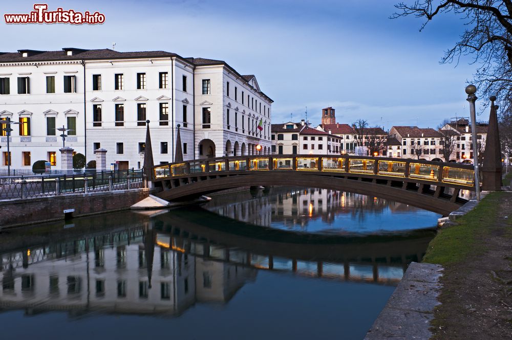 Immagine Il polo universitario della città di Treviso con il ponte sul fiume Sile, Veneto.